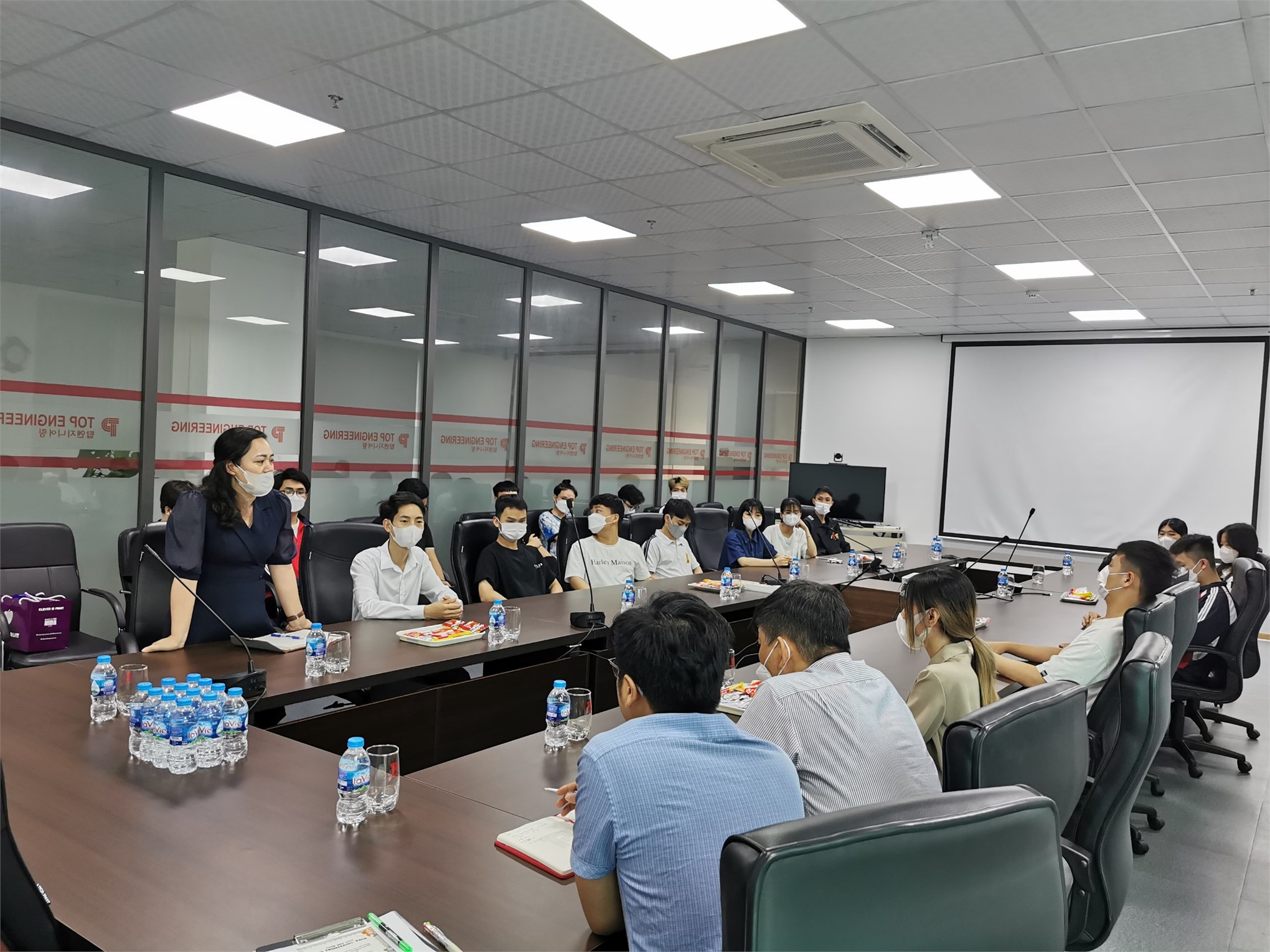 Chuyến tham quan nhà máy Top Engineering của sinh viên khoa CNTT