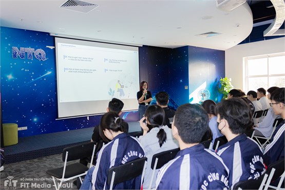 Sinh viên Khoa CNTT hào hứng với chuyến thăm quan Công ty Cổ phần NTQ