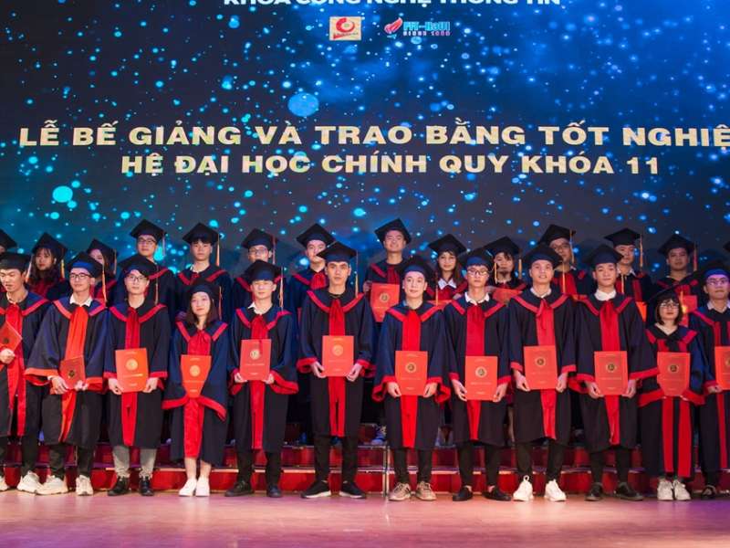 Lễ bế giảng và trao bằng tốt nghiệp cho sinh viên Hệ Đại học Khóa 11