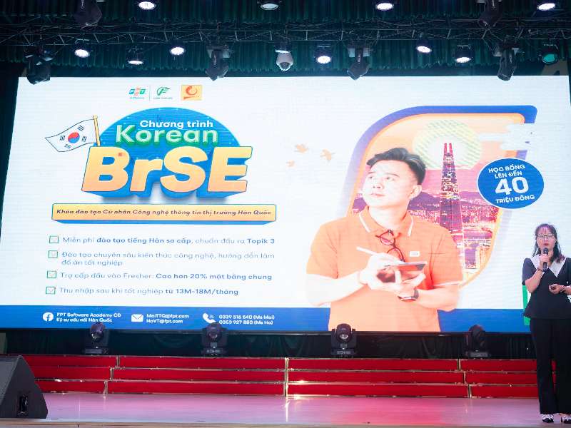 Sinh viên Khoa CNTT tìm hiểu về hành trình trở thành Cử nhân cầu nối Hàn Quốc