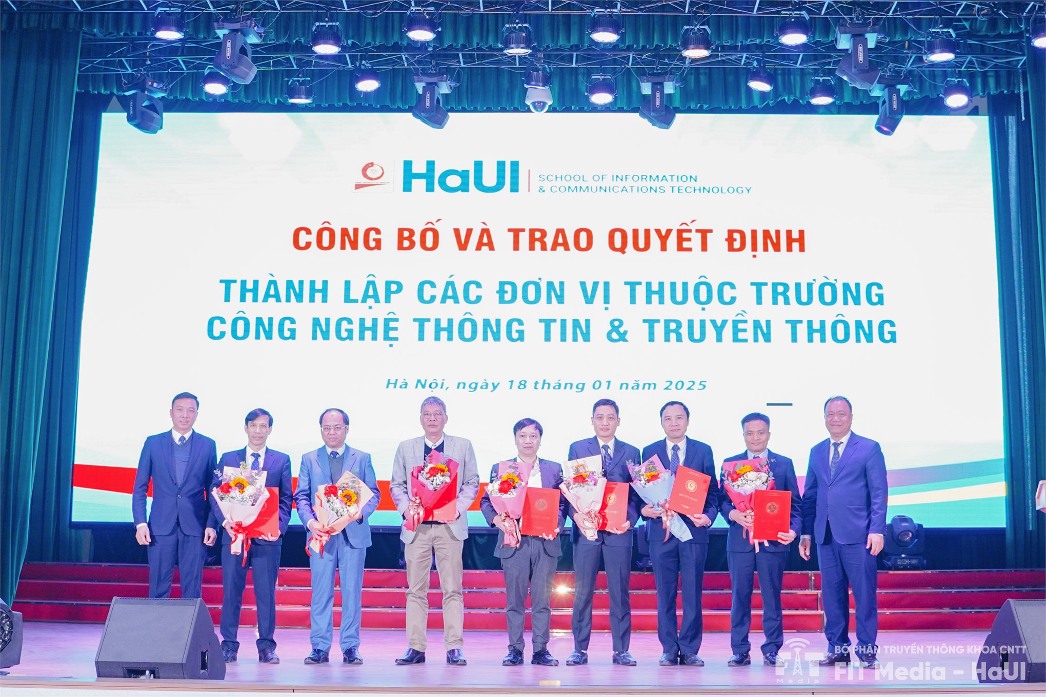 LỄ CÔNG BỐ THÀNH LẬP TRƯỜNG CÔNG NGHỆ THÔNG TIN VÀ TRUYỀN THÔNG VÀ BỔ NHIỆM VIÊN CHỨC QUẢN LÝ.