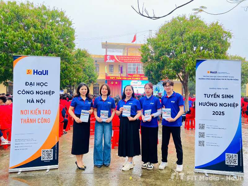 Đoàn cán bộ, giảng viên trường Công nghệ Thông tin và Truyền thông (SICT) - Đại học Công nghiệp Hà Nội tham gia Ngày hội tư vấn Tuyển sinh - Hướng nghiệp tại trường THPT Trần Văn Lan, Nam Định