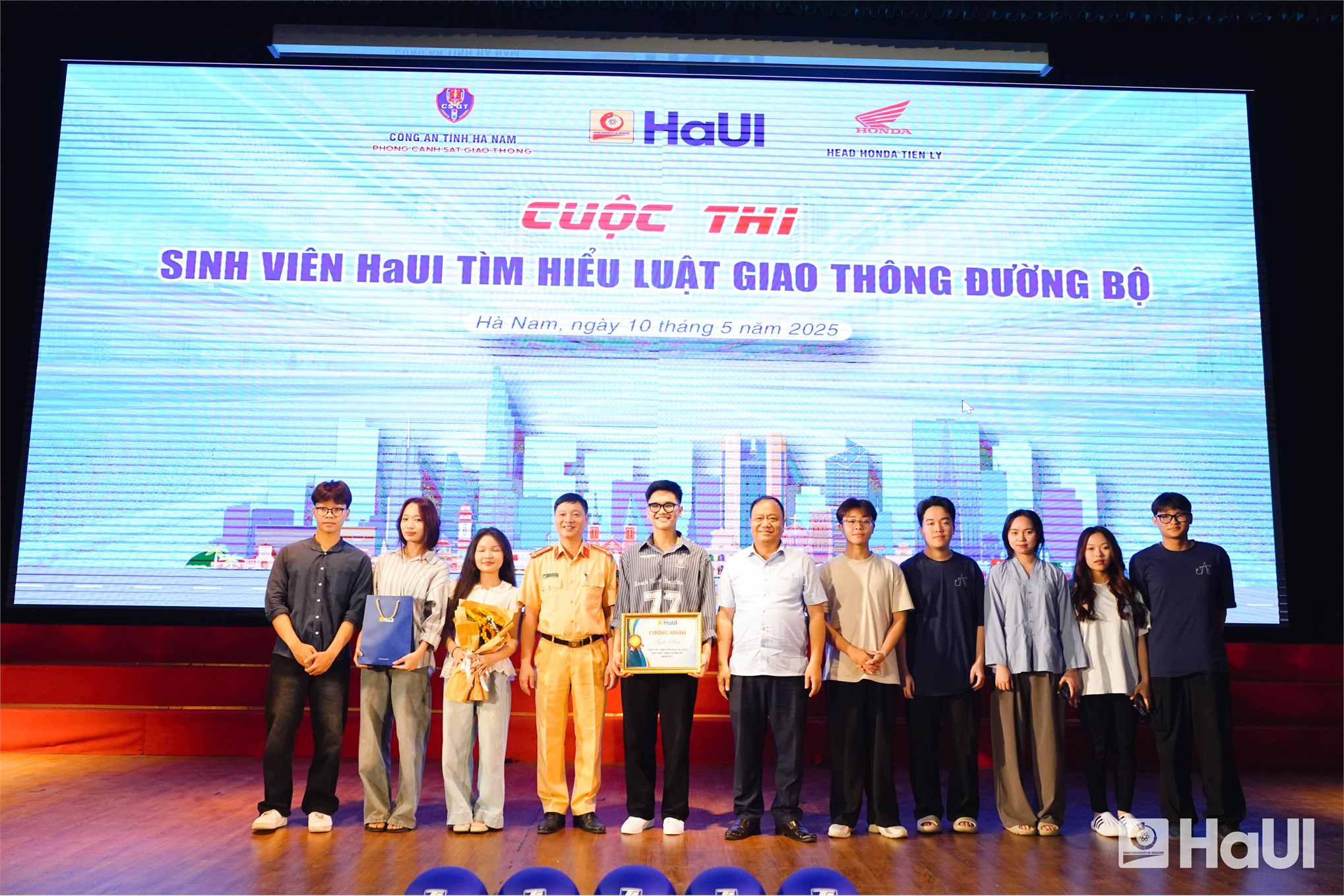 Sinh viên Trường Công nghệ thông tin và Truyền thông xuất sắc giành giải Nhất tại cuộc thi “Sinh viên HaUI tìm hiểu luật giao thông đường bộ” năm 2025