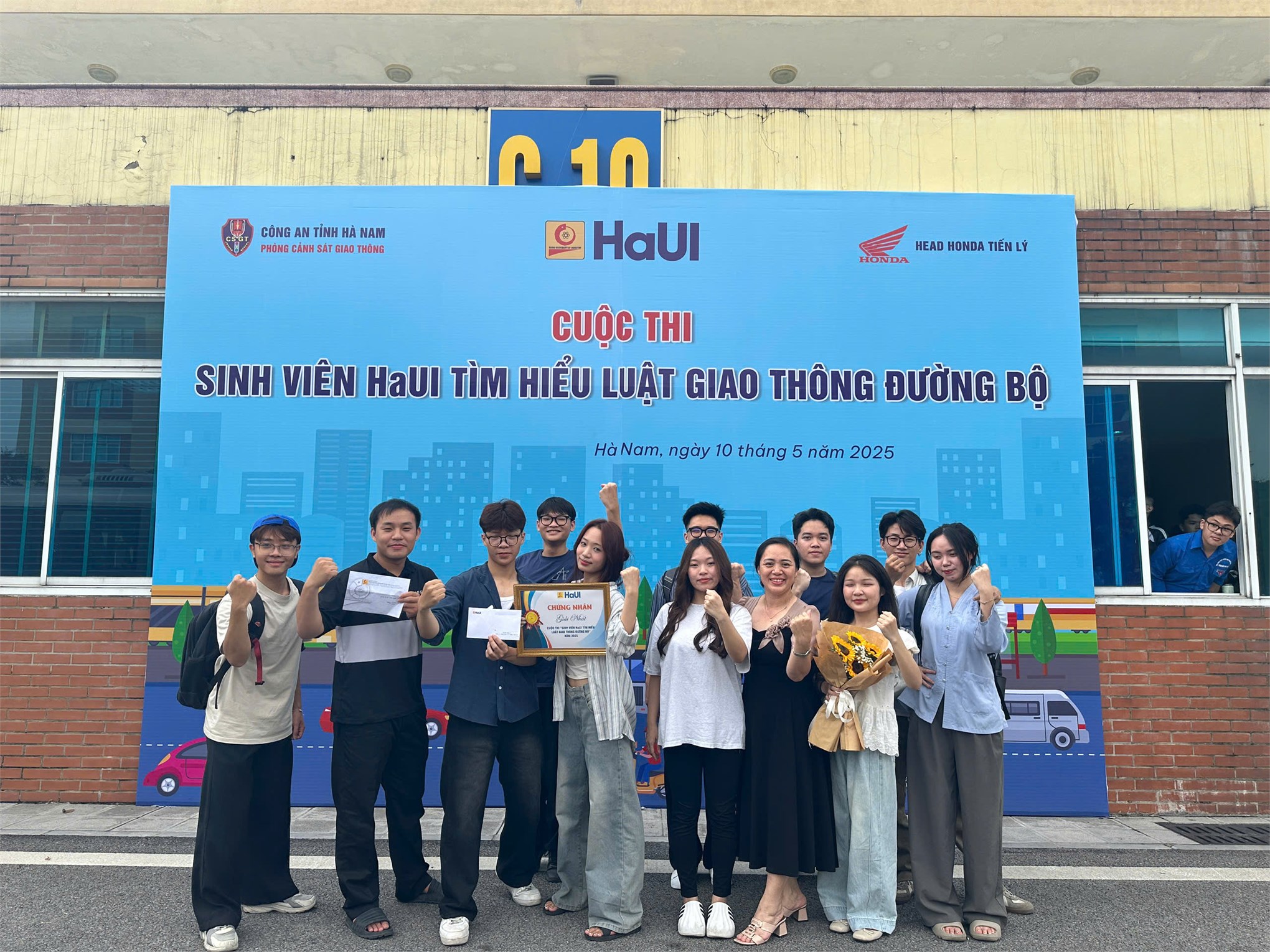 Sinh viên Trường Công nghệ thông tin và Truyền thông xuất sắc giành giải Nhất tại cuộc thi “Sinh viên HaUI tìm hiểu luật giao thông đường bộ” năm 2025