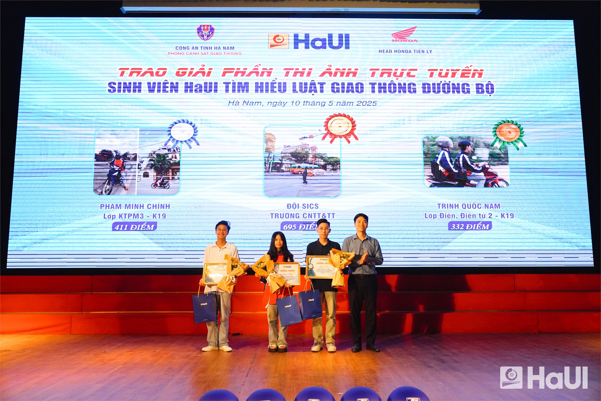 Sinh viên Trường Công nghệ thông tin và Truyền thông xuất sắc giành giải Nhất tại cuộc thi “Sinh viên HaUI tìm hiểu luật giao thông đường bộ” năm 2025