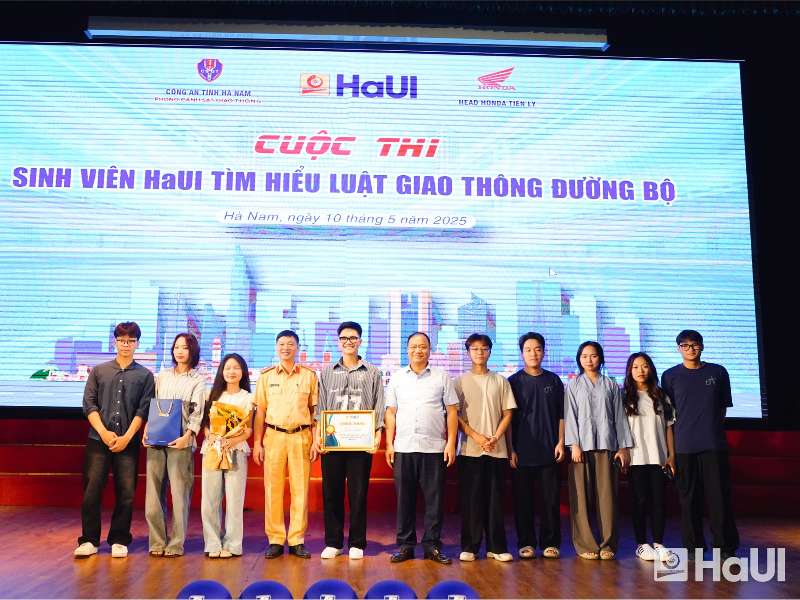 Sinh viên Trường Công nghệ thông tin và Truyền thông xuất sắc giành giải Nhất tại cuộc thi “Sinh viên HaUI tìm hiểu luật giao thông đường bộ” năm 2025