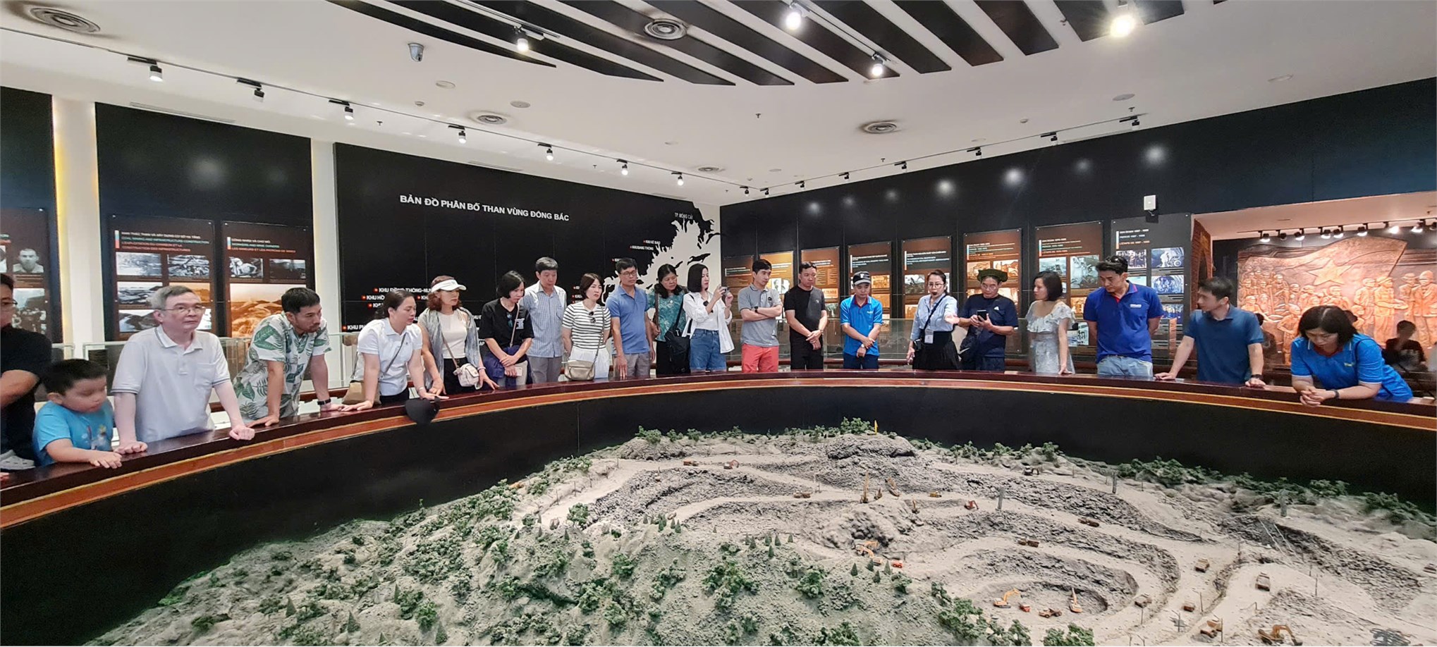 Tổ chức sinh hoạt chuyên đề tháng 5/2025: `Hành trình Quảng Ninh - Tiếp lửa truyền thống, dựng xây tương lai`