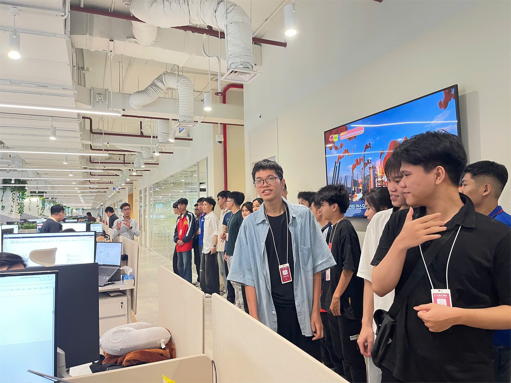 Thăm quan doanh nghiệp LG CNS - Cơ hội vàng cho sinh viên khám phá công nghệ tại Keangnam Landmark 72