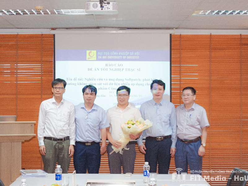 Trường Công nghệ thông tin và Truyền thông tổ chức thành công Lễ bảo vệ luận văn thạc sĩ Hệ thống thông tin khóa 13.2 đợt 2