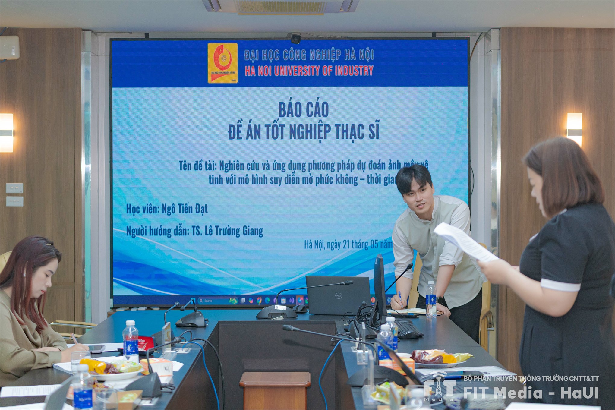 Trường Công nghệ thông tin và Truyền thông tổ chức thành công Lễ bảo vệ luận văn thạc sĩ Hệ thống thông tin khóa 13.2
