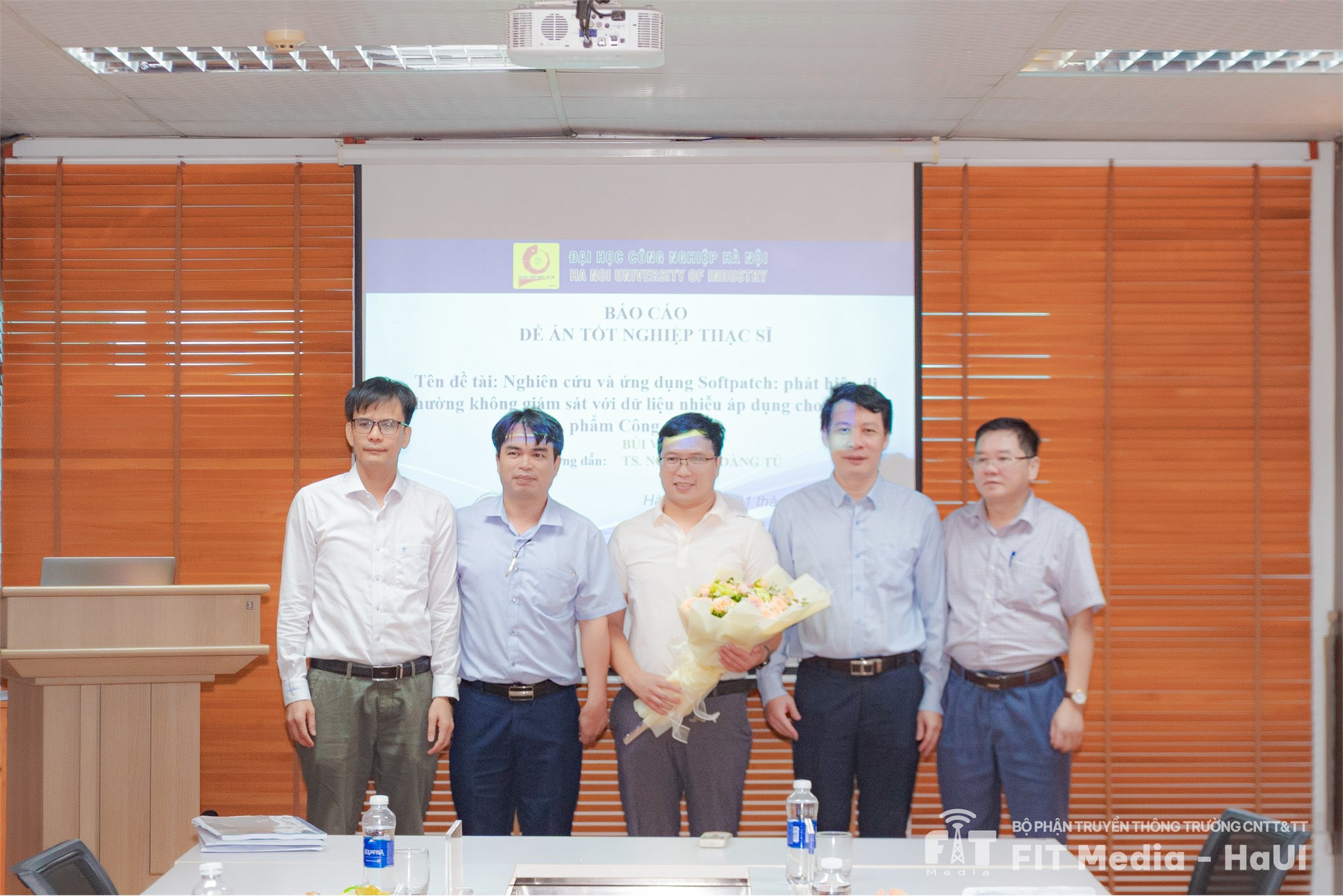Trường Công nghệ thông tin và Truyền thông tổ chức thành công Lễ bảo vệ luận văn thạc sĩ Hệ thống thông tin khóa 13.2