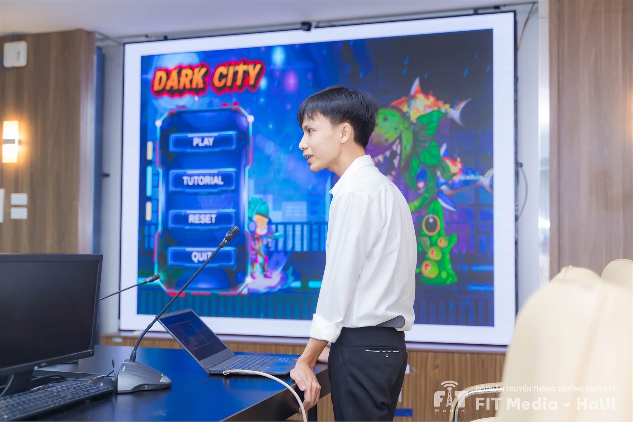 Lễ bảo vệ Đồ án tốt nghiệp hệ Đại học chính quy khóa 16 : Khép lại hành trình thanh xuân, mở ra chân trời mới