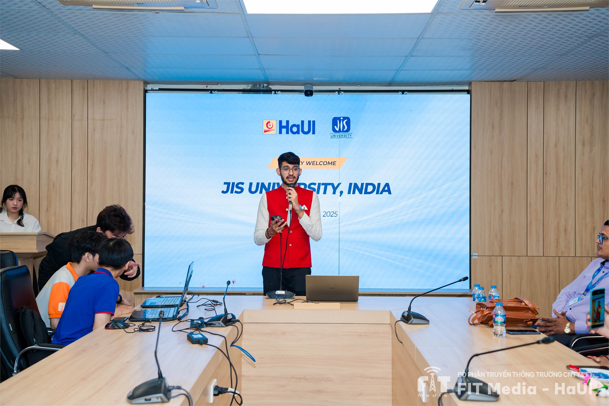 Giao lưu ấn tượng giữa sinh viên trường Đại học JIS (Ấn Độ) và sinh viên trường SICT - HaUI