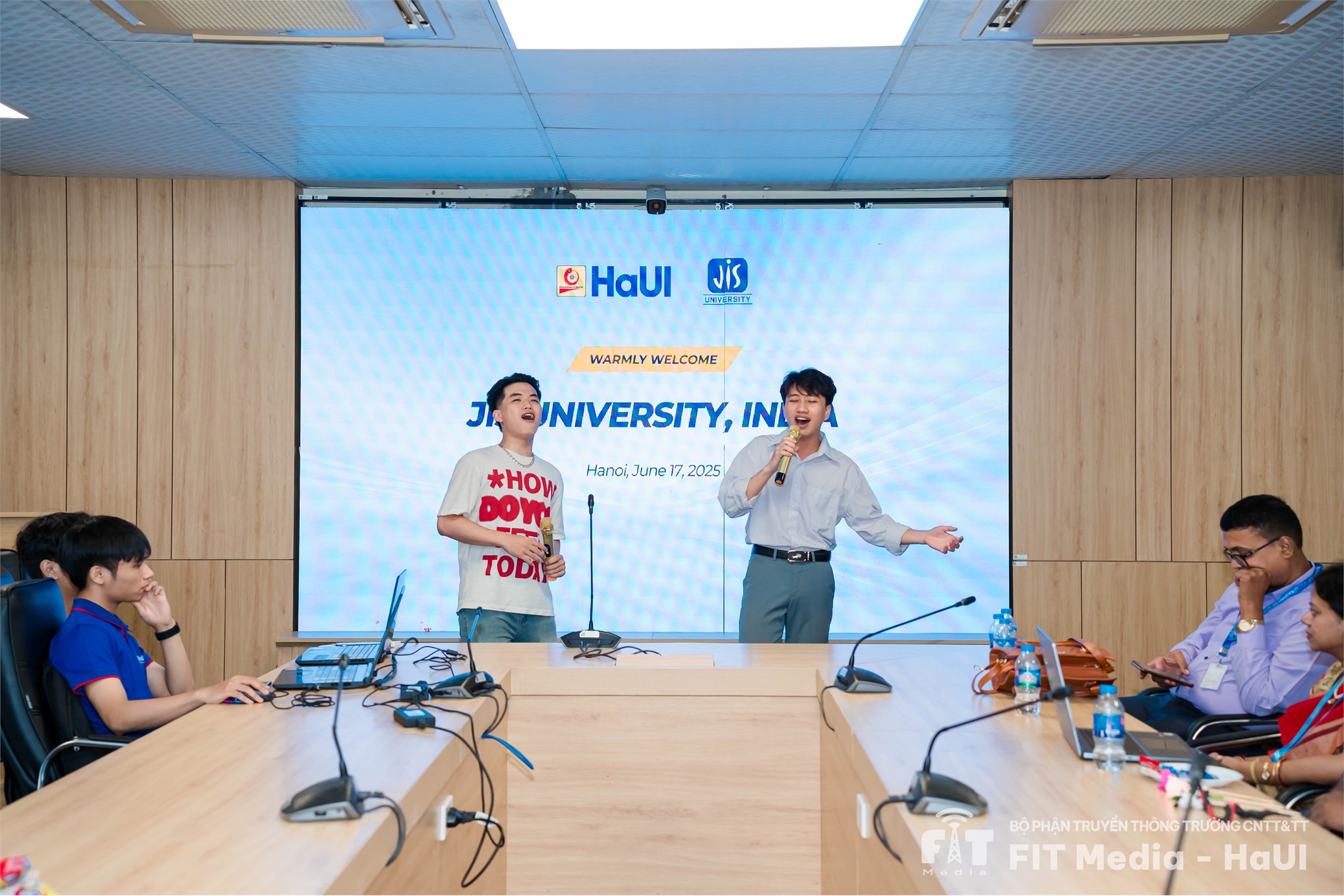 Giao lưu ấn tượng giữa sinh viên trường Đại học JIS (Ấn Độ) và sinh viên trường SICT - HaUI