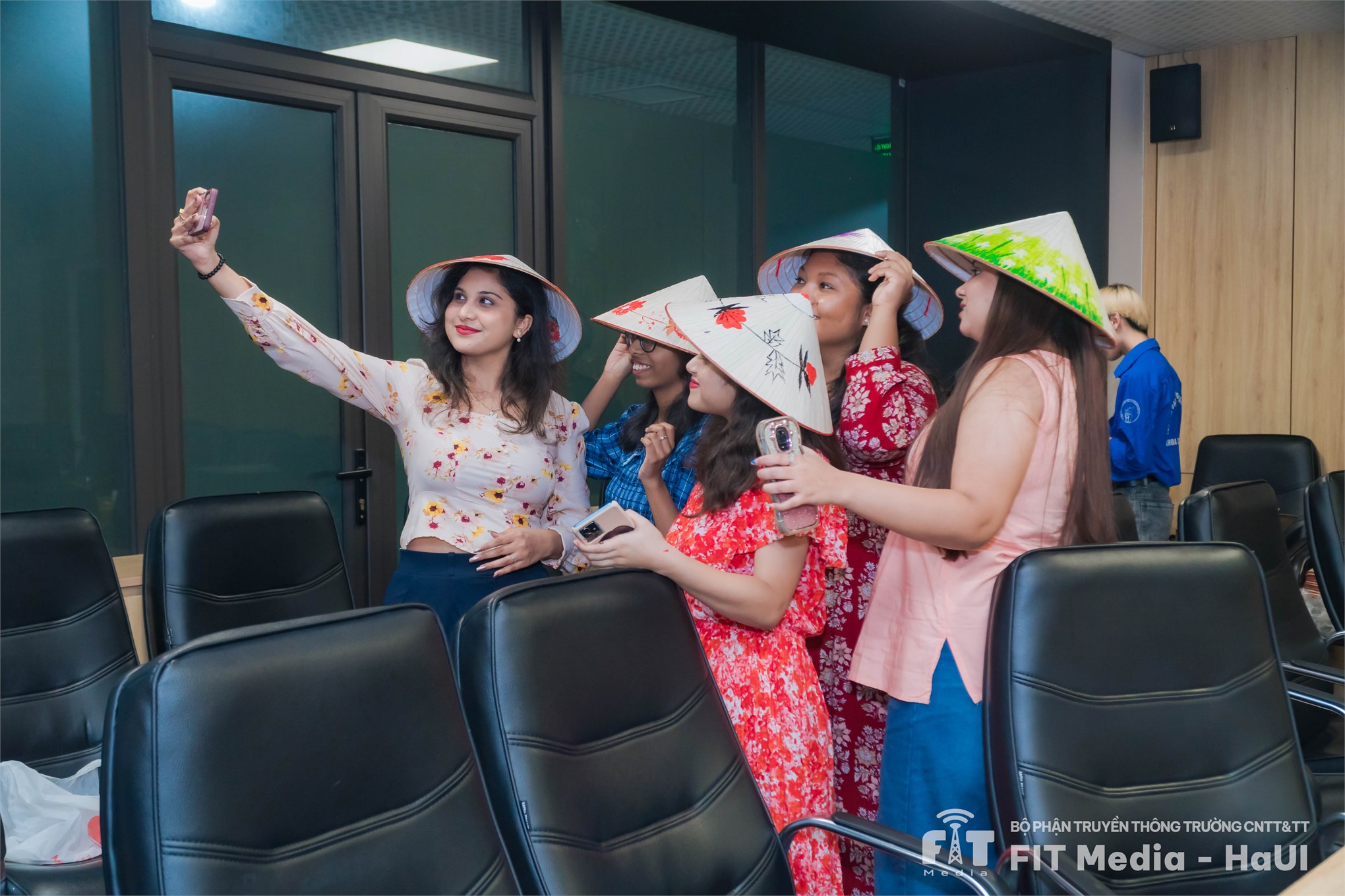 Giao lưu văn hóa và trải nghiệm truyền thống Việt Nam: Khi sinh viên JIS và HaUI cùng thắp lên những ký ức đẹp