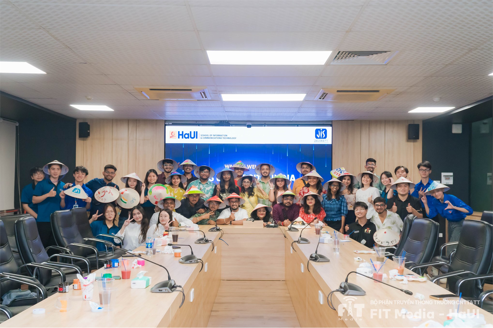 Giao lưu văn hóa và trải nghiệm truyền thống Việt Nam: Khi sinh viên JIS và HaUI cùng thắp lên những ký ức đẹp