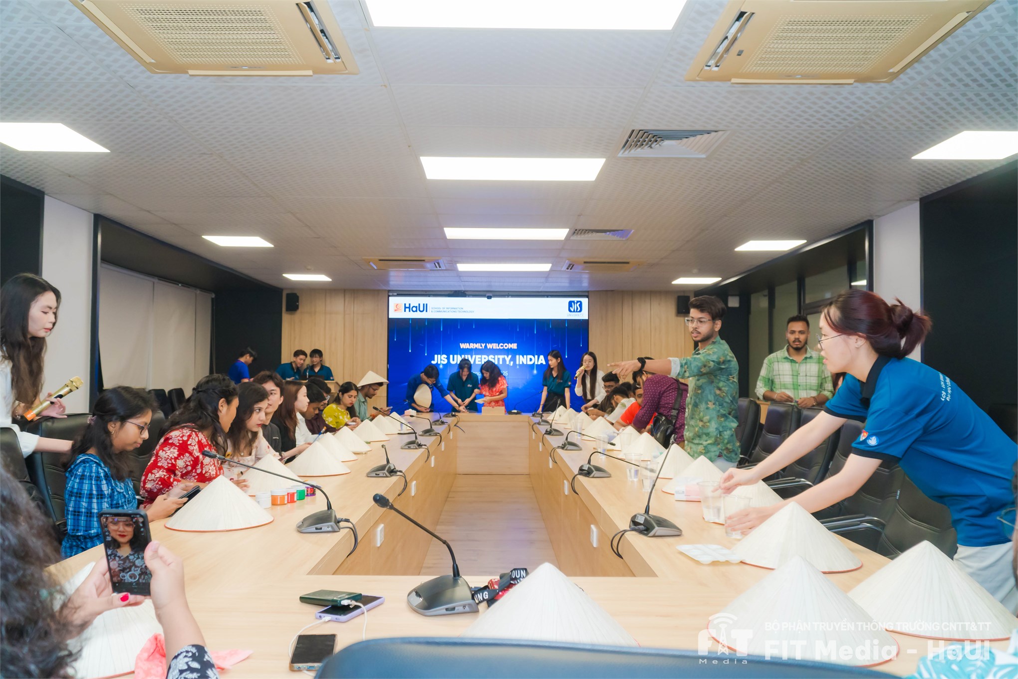 Giao lưu văn hóa và trải nghiệm truyền thống Việt Nam: Khi sinh viên JIS và HaUI cùng thắp lên những ký ức đẹp