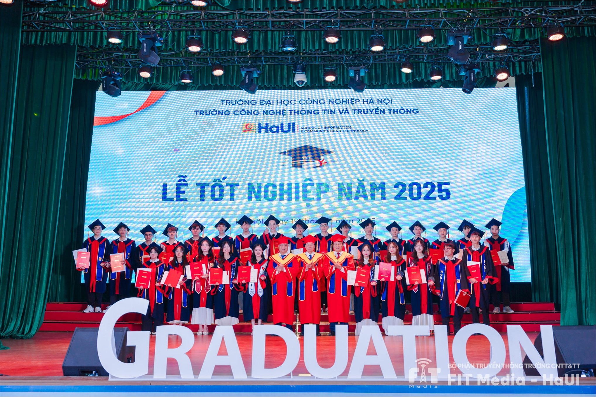Lễ tốt nghiệp năm 2025 – dấu ấn thanh xuân trong cơn mưa mùa hạ