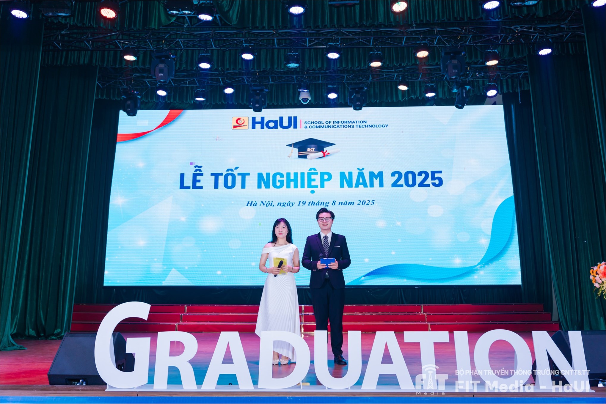 Lễ tốt nghiệp năm 2025 – dấu ấn thanh xuân trong cơn mưa mùa hạ