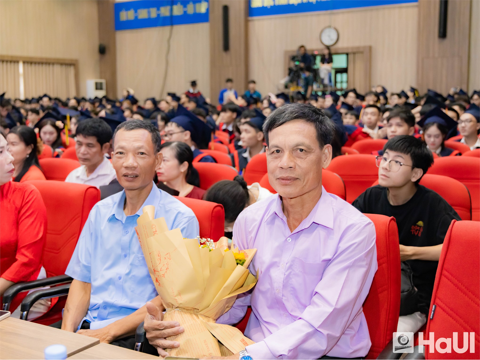 Lễ tốt nghiệp năm 2025 – dấu ấn thanh xuân trong cơn mưa mùa hạ