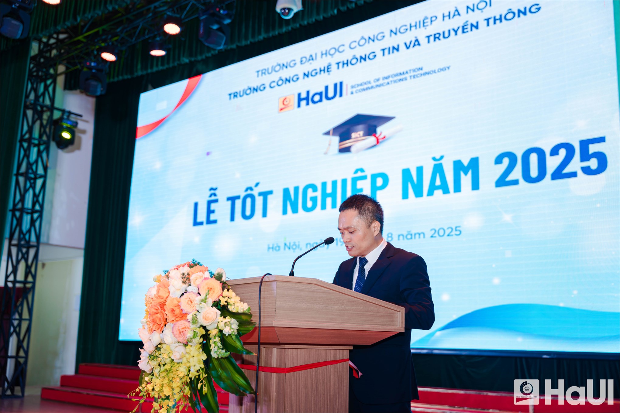 Lễ tốt nghiệp năm 2025 – dấu ấn thanh xuân trong cơn mưa mùa hạ
