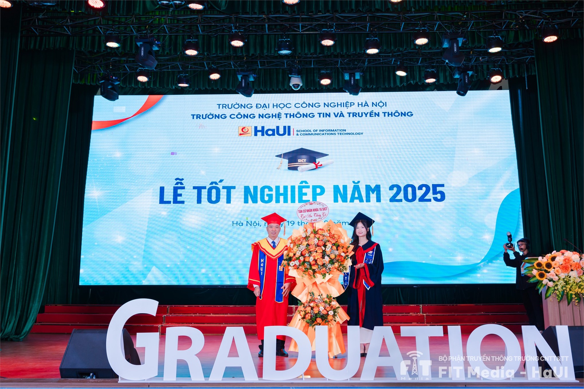 Lễ tốt nghiệp năm 2025 – dấu ấn thanh xuân trong cơn mưa mùa hạ