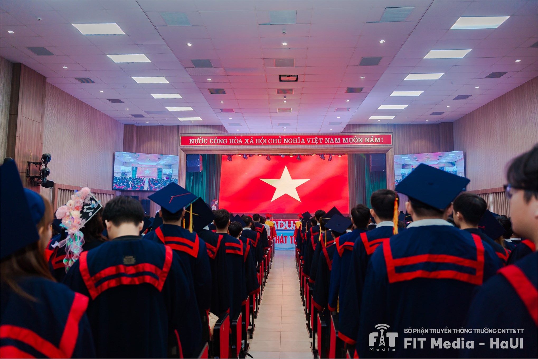 Lễ tốt nghiệp năm 2025 – dấu ấn thanh xuân trong cơn mưa mùa hạ