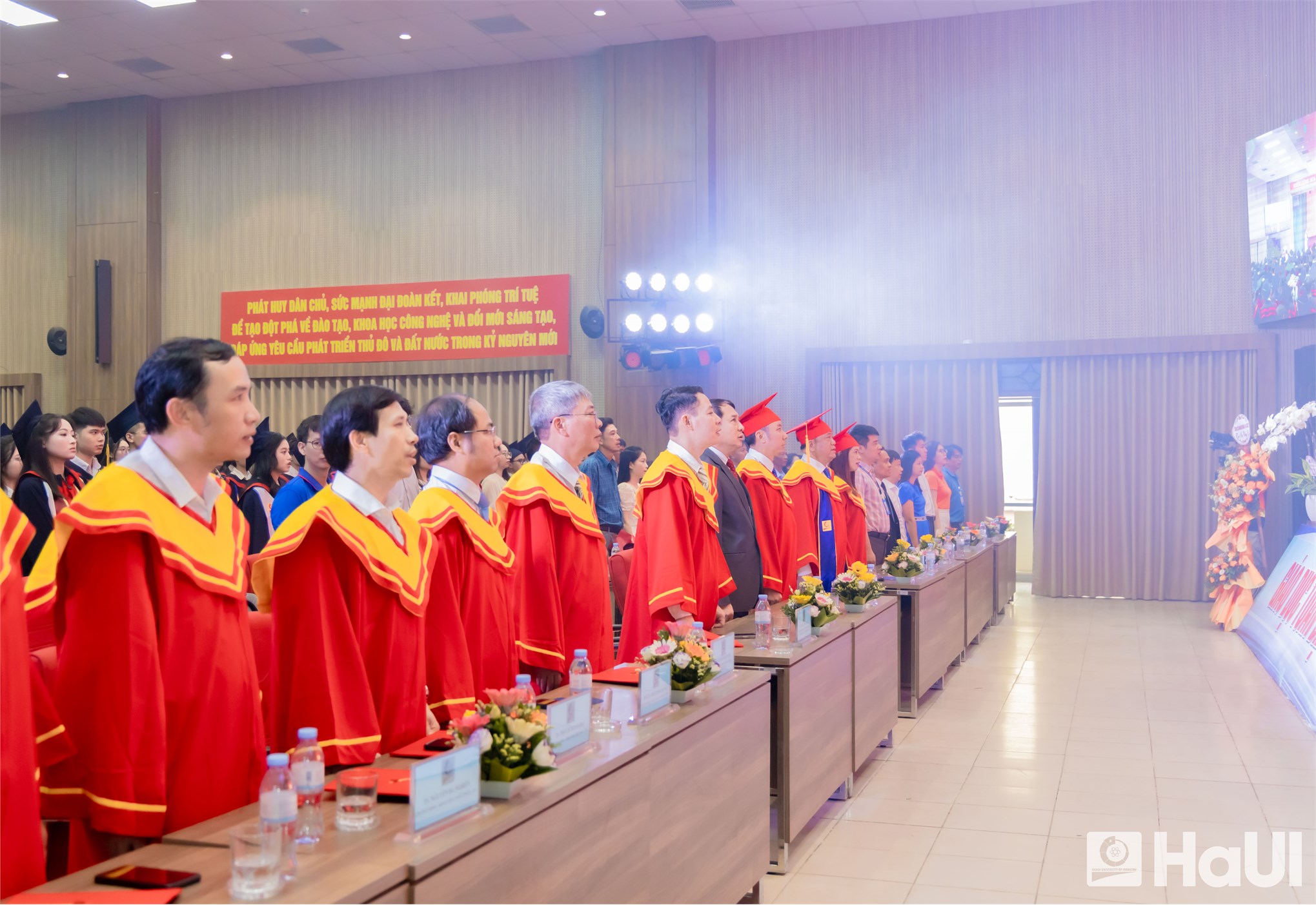 Lễ tốt nghiệp năm 2025 – dấu ấn thanh xuân trong cơn mưa mùa hạ