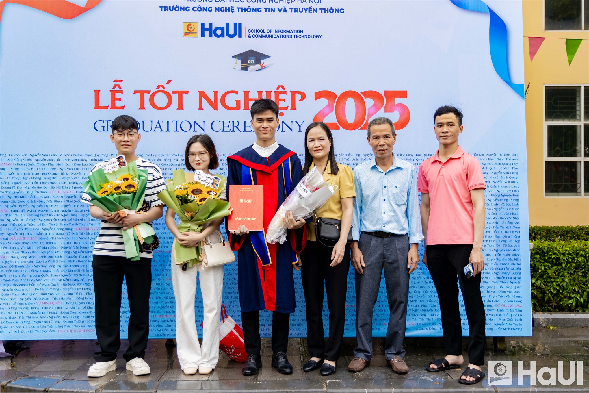 Lễ tốt nghiệp năm 2025 – dấu ấn thanh xuân trong cơn mưa mùa hạ