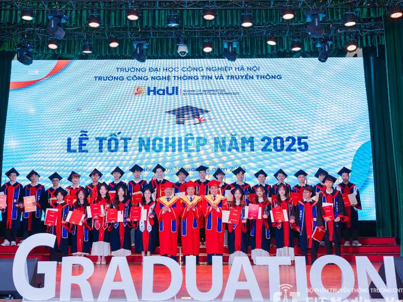 Lễ tốt nghiệp năm 2025 – dấu ấn thanh xuân trong cơn mưa mùa thu