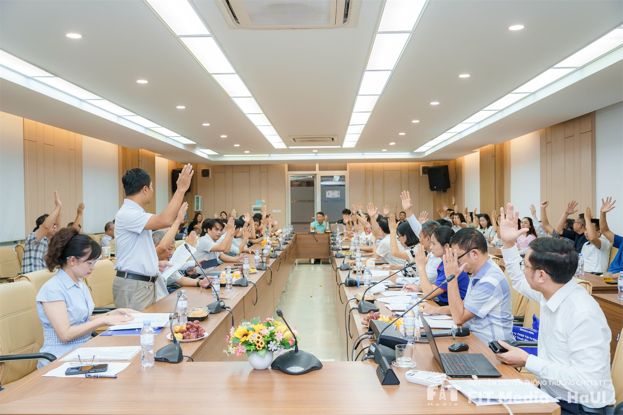 Trường Công nghệ thông tin và Truyền thông tổ chức Hội nghị viên chức, người lao động: Tổng kết năm học 2024-2025 và triển khai nhiệm vụ năm học 2025-2026