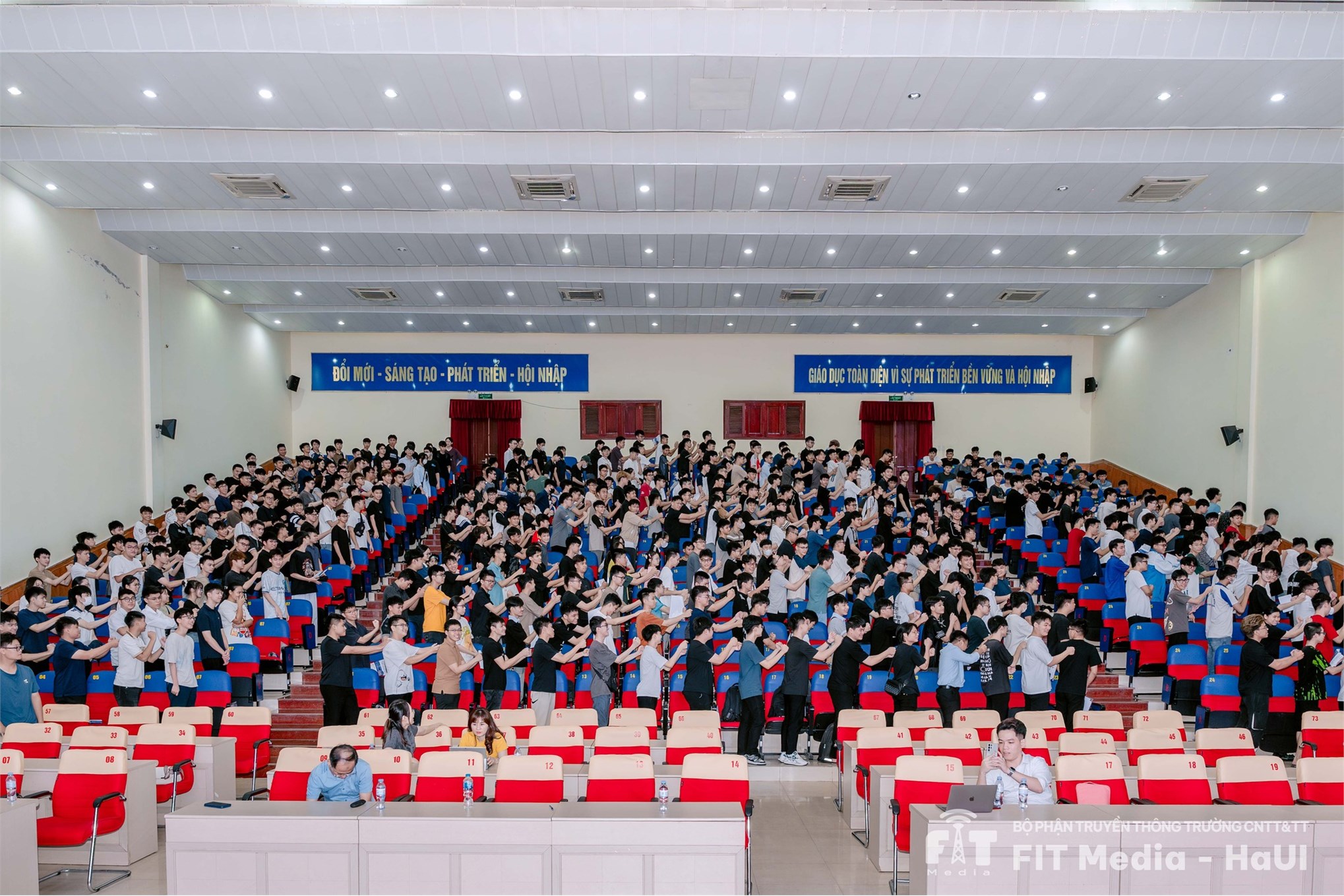Chương trình chào tân sinh viên K20 Trường Công nghệ thông tin và Truyền thông - Một hành trình mới bắt đầu