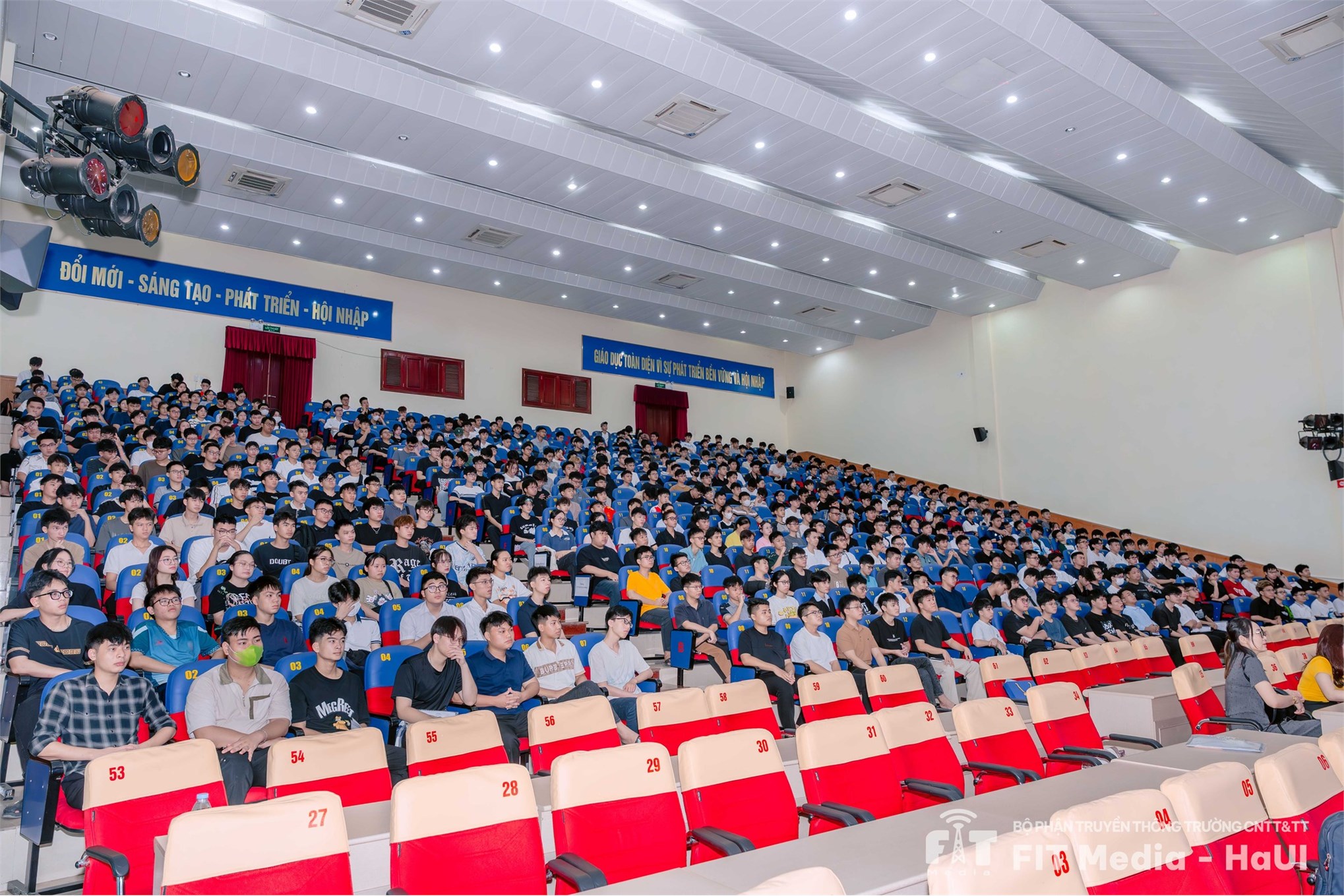 Chương trình chào tân sinh viên K20 Trường Công nghệ thông tin và Truyền thông - Một hành trình mới bắt đầu