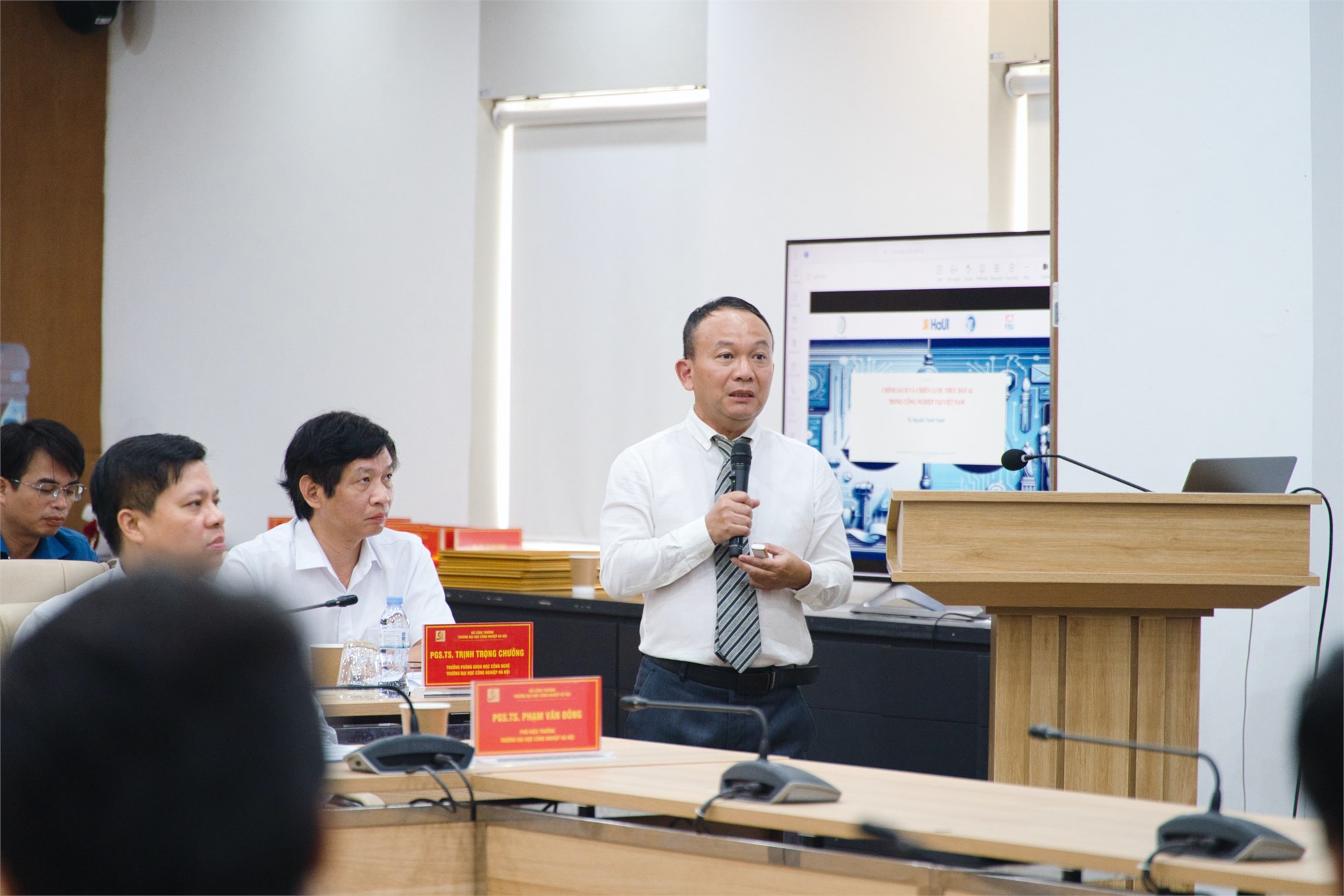  TS. Nguyễn Thanh Tuyên đưa ra bức tranh toàn cầu về AI, khẳng định AI là “DNA mới” của kinh tế, đồng thời chỉ ra cơ hội và thách thức của Việt Nam. 