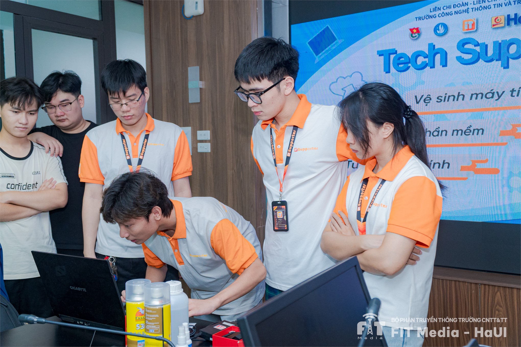 CLB IT Support tổ chức thành công chương trình “Tech Support – Hỗ trợ máy tính cho sinh viên”