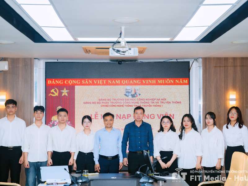 Lễ kết nạp Đảng viên mới chi bộ công nghệ thông tin và truyền thông 1