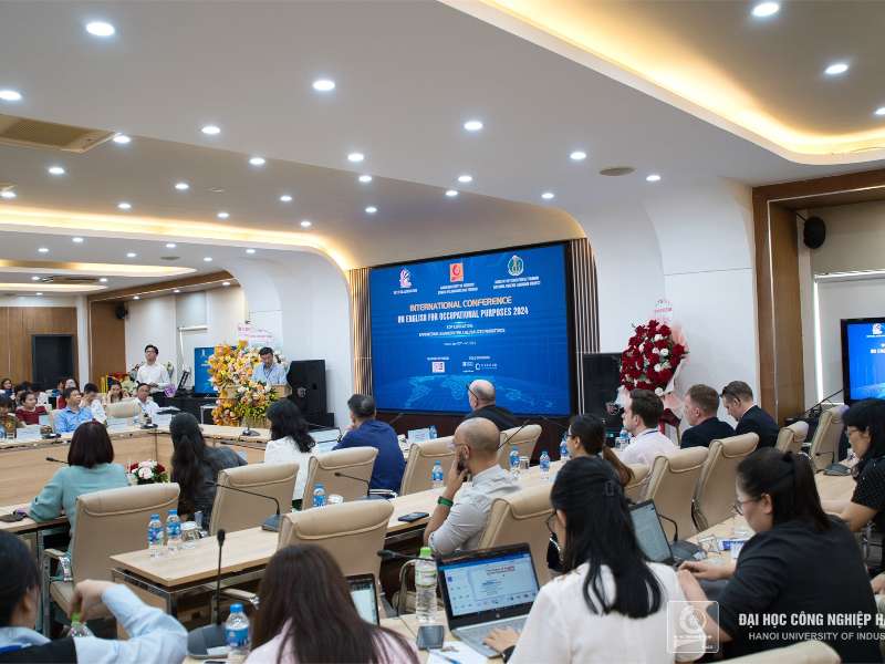 Đội ngũ giảng viên và phương pháp giảng dạy trong chương trình Khoa học Máy tính bằng tiếng Anh