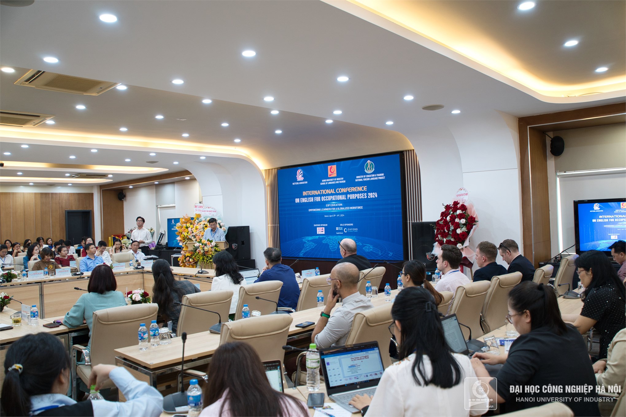 Đội ngũ giảng viên và phương pháp giảng dạy trong chương trình Khoa học Máy tính bằng tiếng Anh