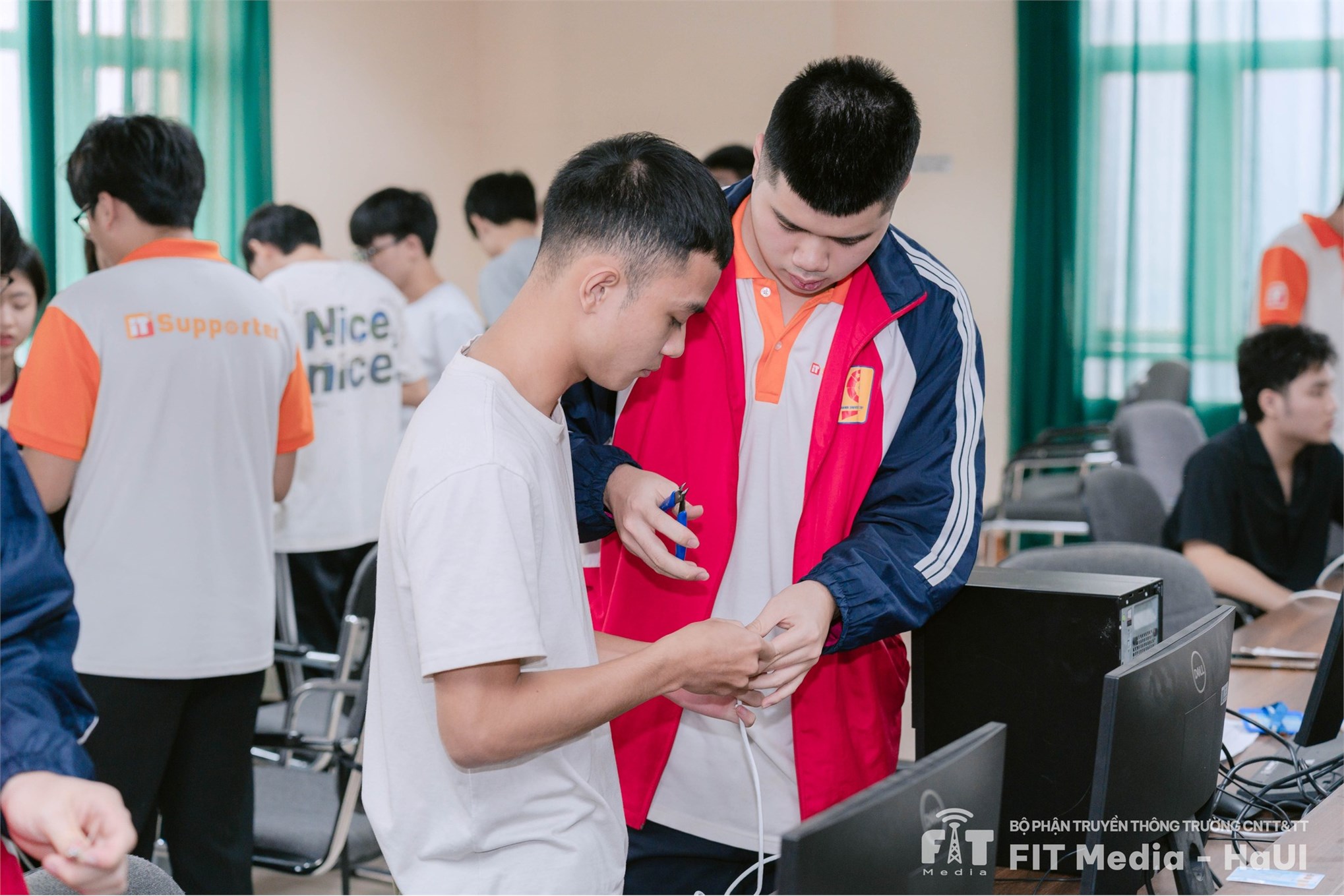 Chung kết cuộc thi tìm hiểu và lắp ráp phần cứng I-HARD: Sôi nổi, kịch tính và bùng nổ tinh thần công nghệ