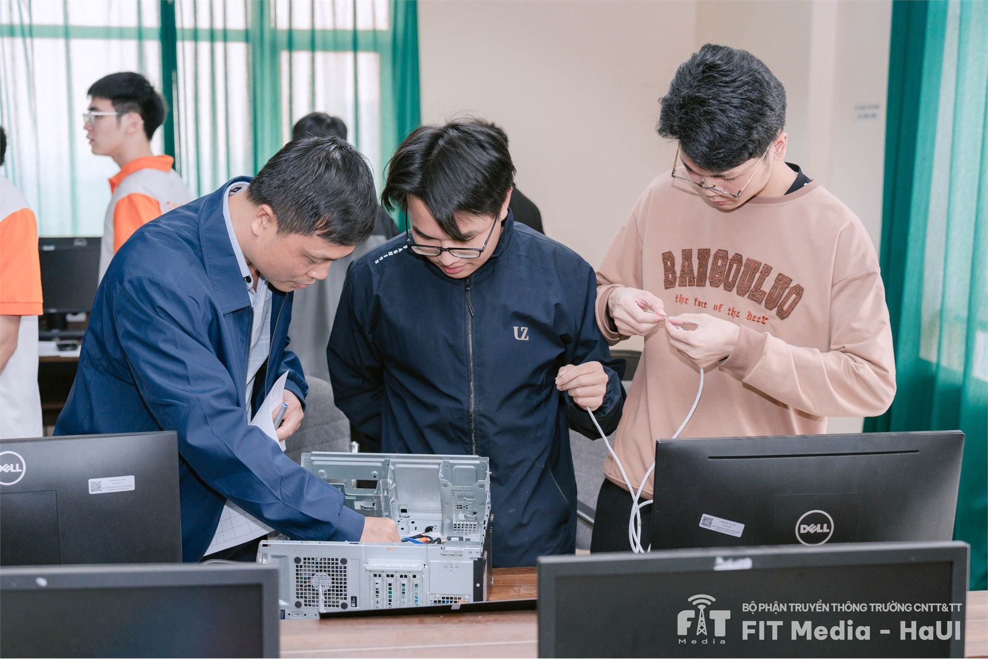 Chung kết cuộc thi tìm hiểu và lắp ráp phần cứng I-HARD: Sôi nổi, kịch tính và bùng nổ tinh thần công nghệ