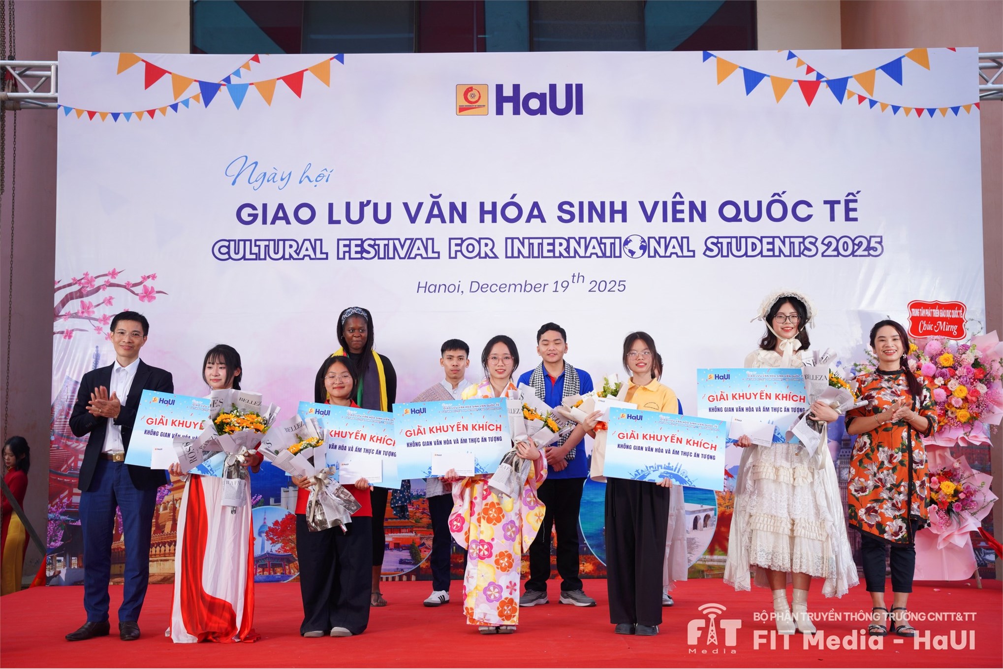 Sinh viên SICT-HaUI tái hiện bản sắc văn hóa nước Anh tại Giao lưu Văn hóa Quốc tế 2025