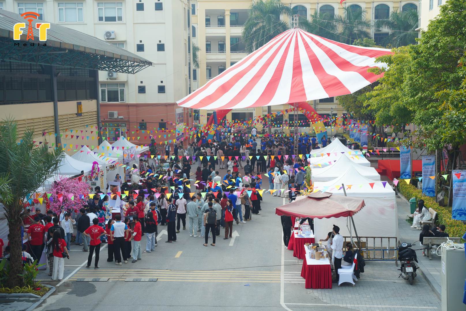 Sinh viên SICT-HaUI tái hiện bản sắc văn hóa nước Anh tại Giao lưu Văn hóa Quốc tế 2025