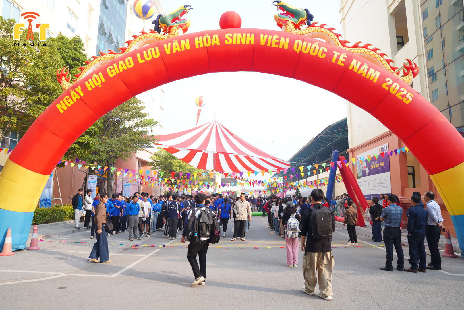 Sinh viên SICT-HaUI tái hiện bản sắc văn hóa nước Anh tại Giao lưu Văn hóa Quốc tế 2025