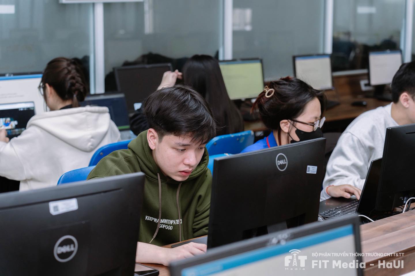 Chung kết AI-CREATIVE: Một ngày vẽ nên tương lai “HaUI 2050” bằng trí tuệ nhân tạo