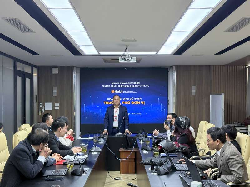 Trao quyết định bổ nhiệm trưởng, phó đơn vị Trường Công nghệ thông tin và Truyền thông – Đại học Công nghiệp Hà Nội