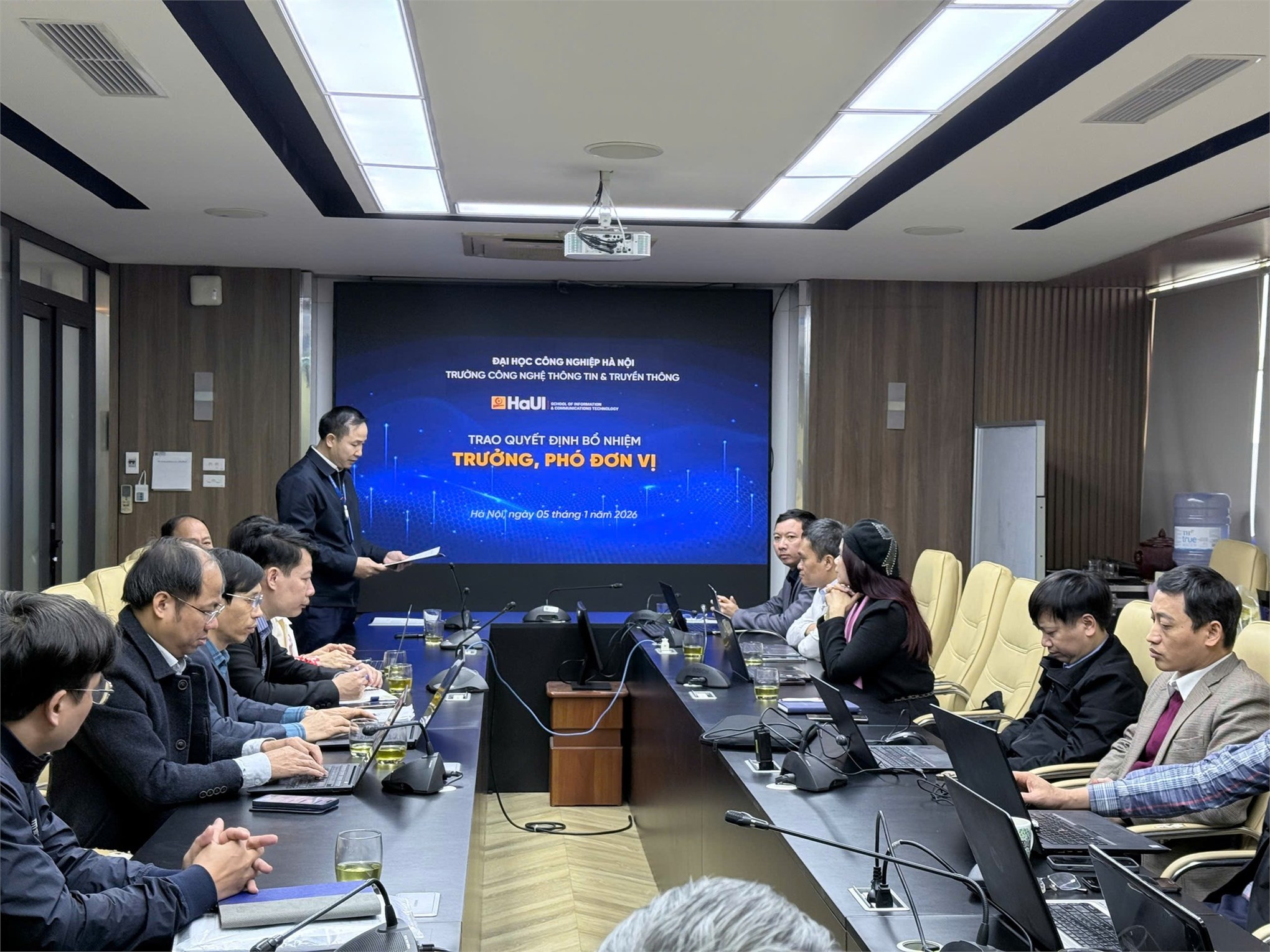 Trao quyết định bổ nhiệm trưởng, phó đơn vị Trường Công nghệ thông tin và Truyền thông – Đại học Công nghiệp Hà Nội