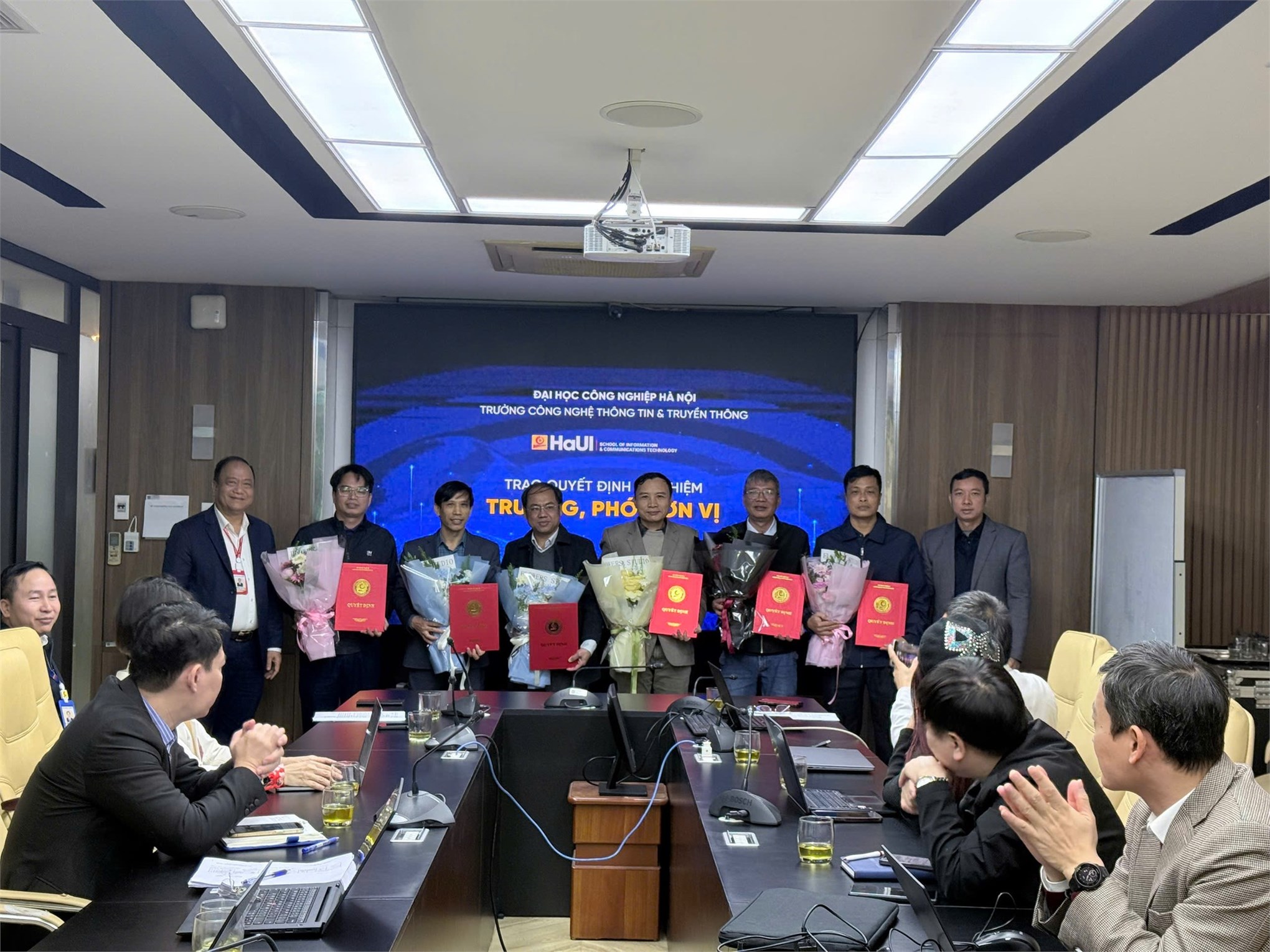 Trao quyết định bổ nhiệm trưởng, phó đơn vị Trường Công nghệ thông tin và Truyền thông – Đại học Công nghiệp Hà Nội