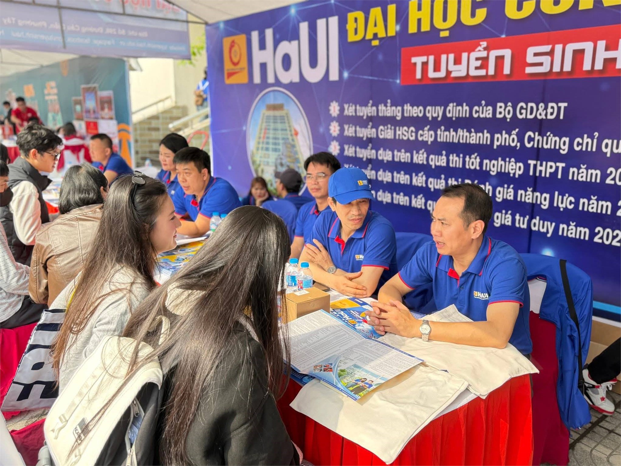 Trường Công nghệ Thông tin và Truyền thông HaUI đồng hành cùng sỹ tử miền Trung tại Ngày hội tư vấn tuyển sinh – hướng nghiệp năm 2026