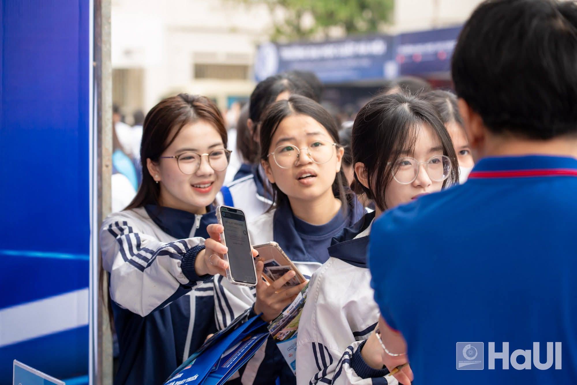 Trường Công nghệ Thông tin và Truyền thông HaUI đồng hành cùng sỹ tử miền Trung tại Ngày hội tư vấn tuyển sinh – hướng nghiệp năm 2026