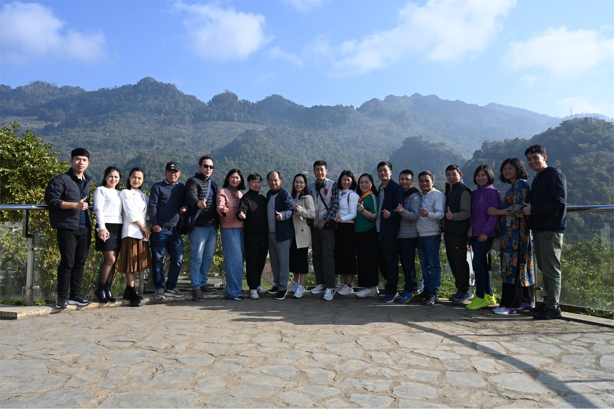 Đảng bộ bộ phận Trường CNTT&TT về nguồn tại Mộc Châu – Hành trình tri ân lịch sử, bồi đắp niềm tin cách mạng